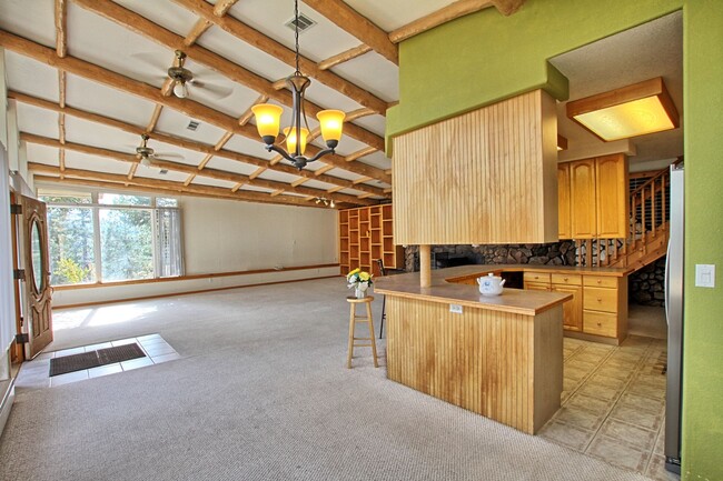 Building Photo - 3 bed 2 bath mountain rental