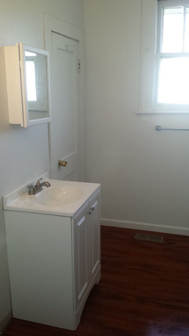 Building Photo - Two Bedroom One Bath Newly Renovated Charl...