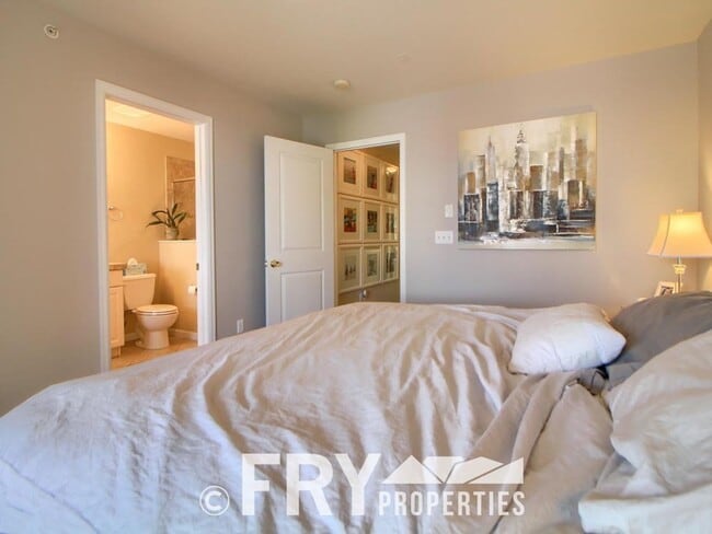 Building Photo - Multi-Level Townhome in the Heart of Belmar