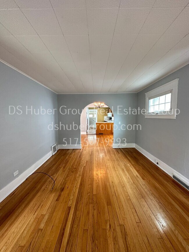 Building Photo - 302 N Hayford Ave