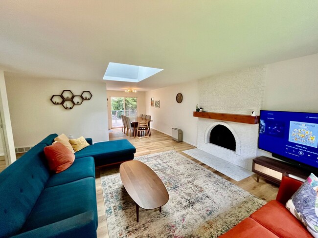 Building Photo - Spacious 5 Bed 3 Bath Home with In-Law Suite and huge yard in Olympic Hills