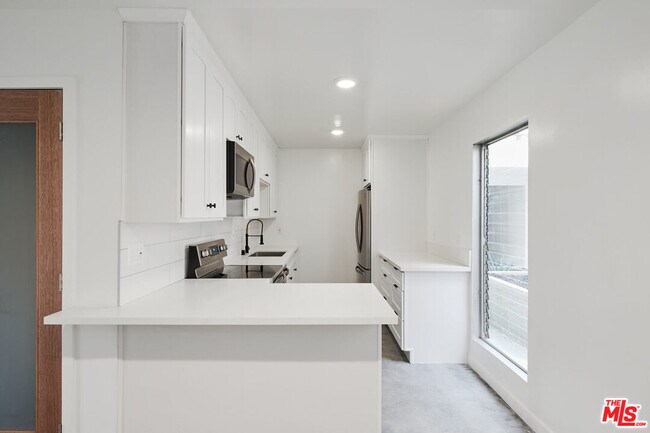 Building Photo - 305 San Vicente Blvd