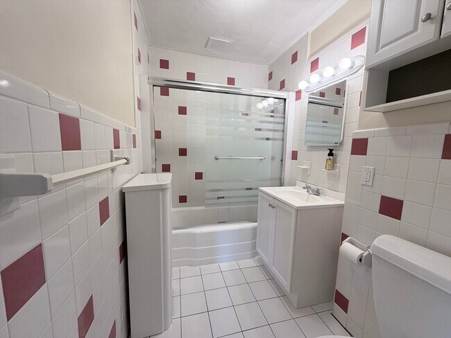 Building Photo - 861 Fellsway