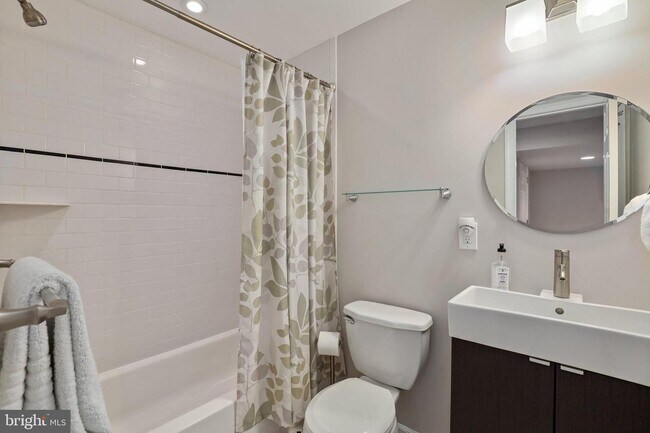 Building Photo - 627 Lamont St NW