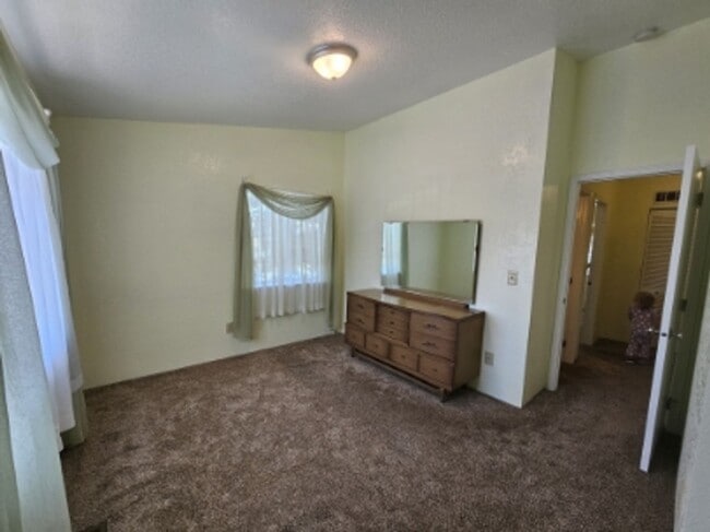 Building Photo - 2805 Lowridge Ct