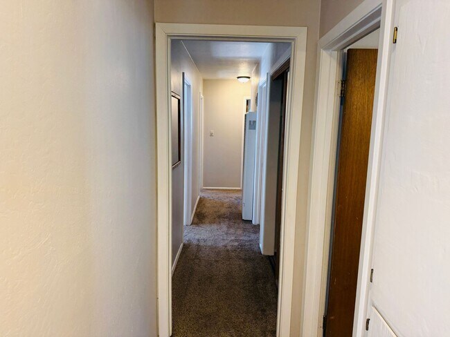 Building Photo - Pet friendly 3 bed 2 bath unit with all utilities included