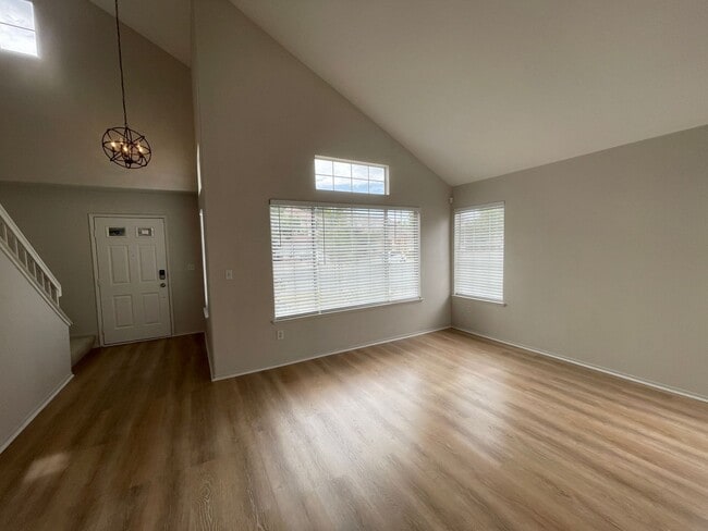 Building Photo - Beautiful 3 Bed 2.5 Bath Home with SOLAR i...