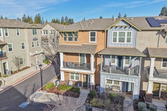 Building Photo - Beautiful Corner-Unit Townhome Near Downtown – 4 Bed | 3 baths