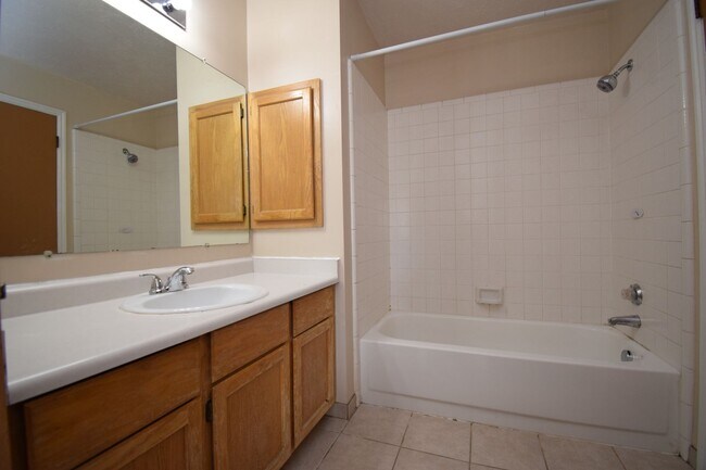 Building Photo - Spacious 5 Bed 2 Bath Home in West Jordan!