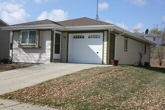 Building Photo - Rent: $1650, Cute 3 Bedroom Home