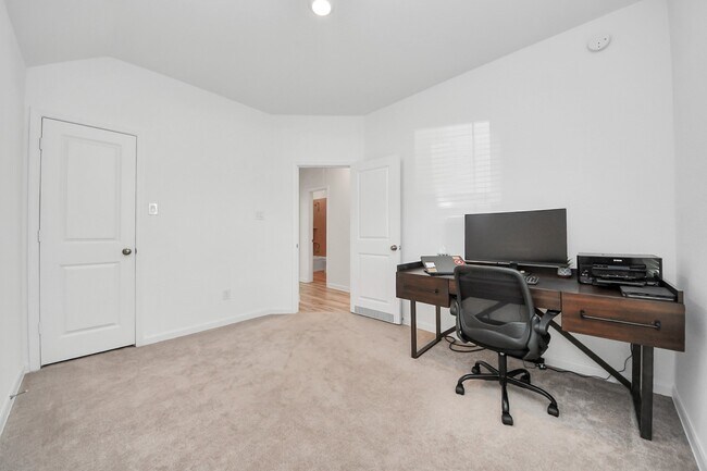 Building Photo - 1114 Bulwark