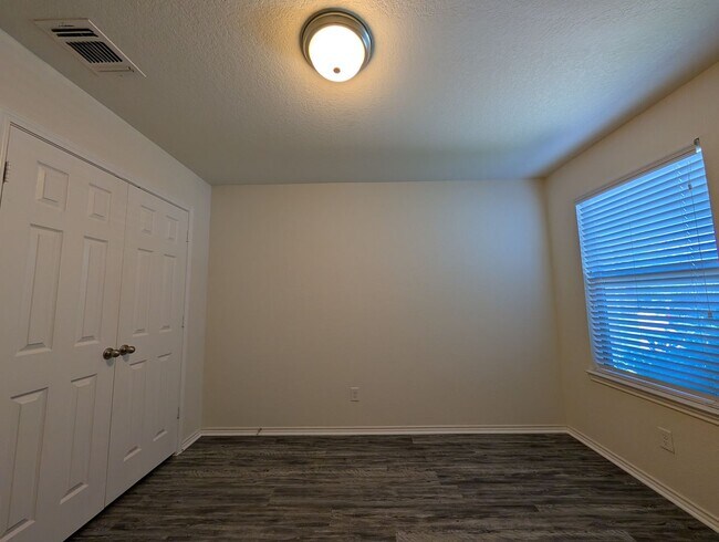 Building Photo - 4/2 in West Village at Creekside / Fenced ...