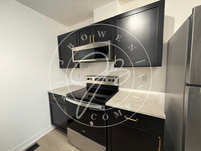 Building Photo - "Discover Spacious Comfort: Modern 3-Bed, 2-Bath in Maumee School District.