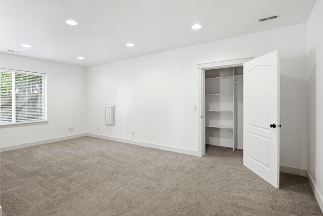 Building Photo - 722 W Webb Rd