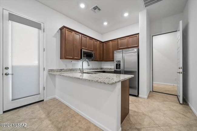 Building Photo - 10623 N Iron Peak Dr