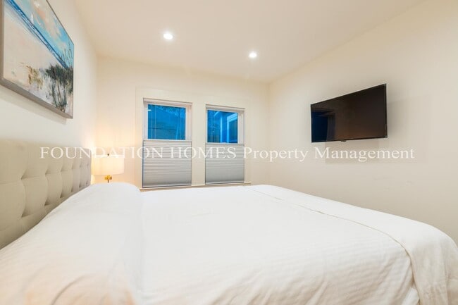 Building Photo - Newly Remodeled - Luxury Finishes - Downtown - 1BR/1BA - FOUNDATION