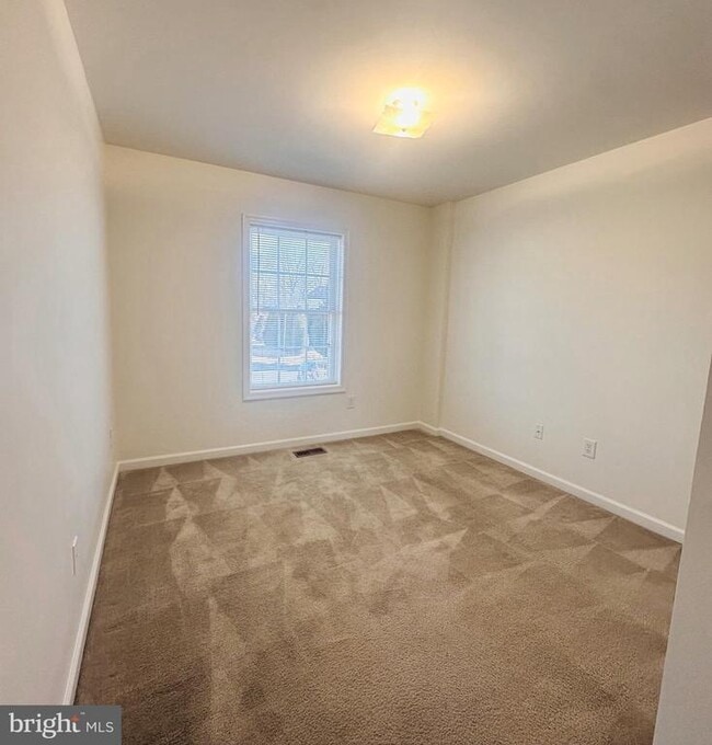 Building Photo - 92 Embassy Ct