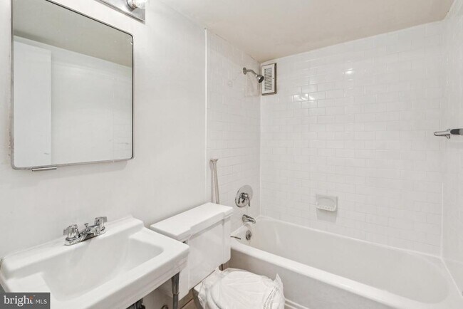 Building Photo - 200 Locust St