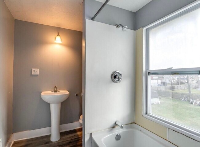 Building Photo - 1520 Bryan Ave SW