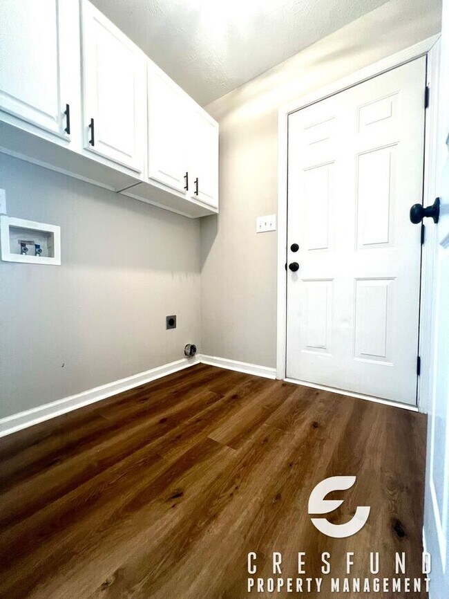 Building Photo - RECENTLY RENOVATED 3 BEDROOM just minutes ...