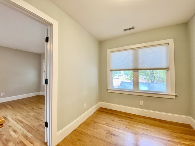 Building Photo - 305 Mallard Ave