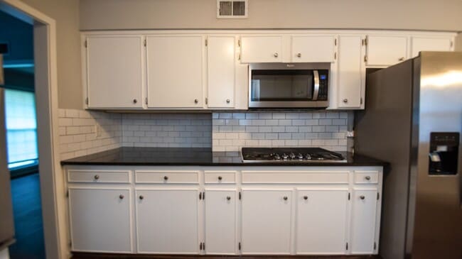 Building Photo - Beautiful home available today!