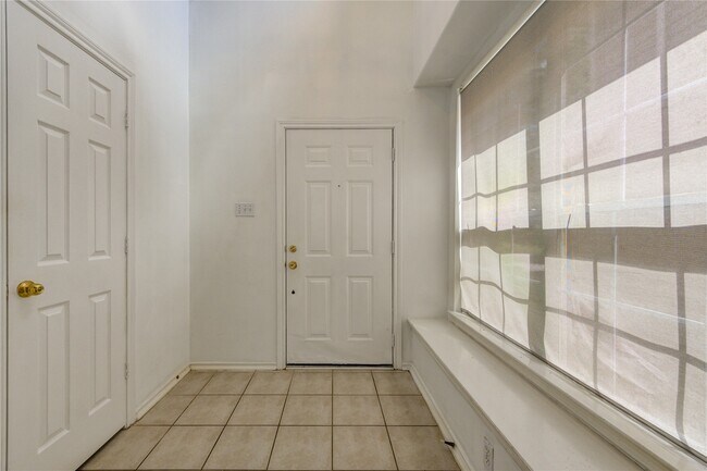 Building Photo - 225 Summerhaze Cir