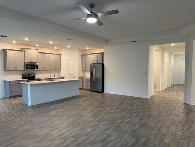 Building Photo - 6298 Lakepine St