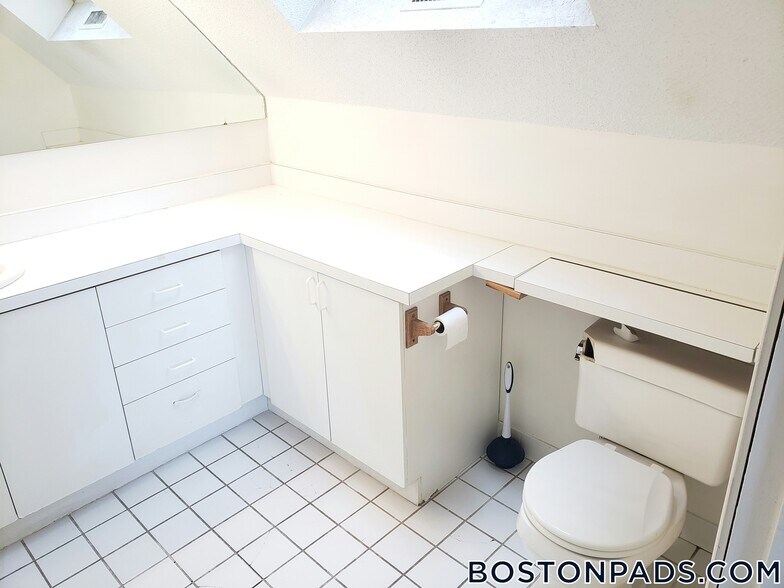 Building Photo - 11 Etna St