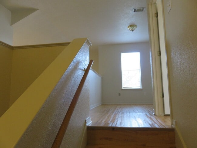 Building Photo - Two Bedrooms Plus Loft