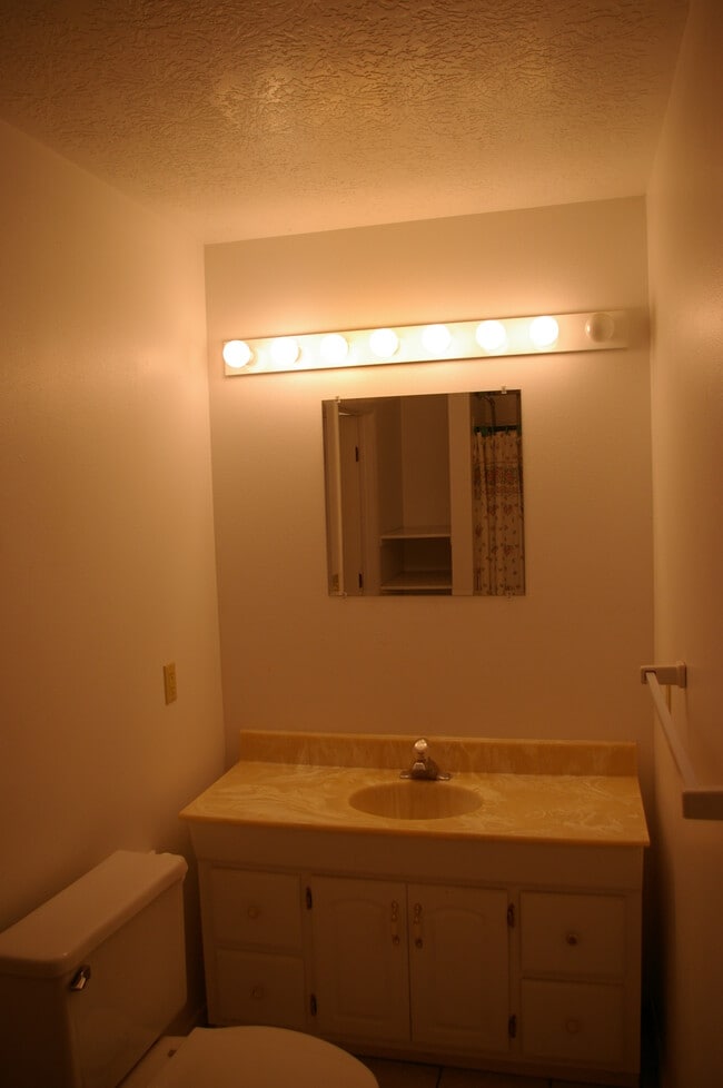 Building Photo - 809 Cherokee Ln