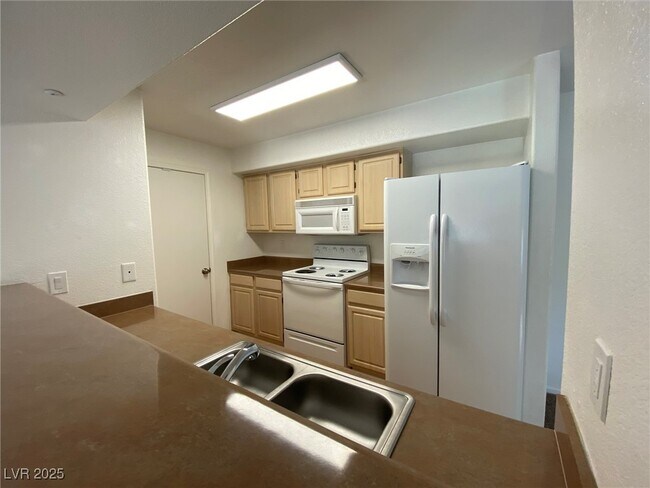 Building Photo - 555 E Silverado Ranch Blvd