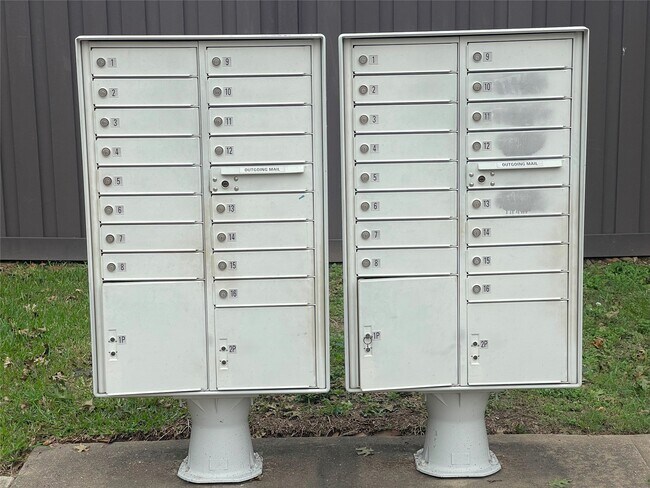 Building Photo - 5815 Vinemont Ln