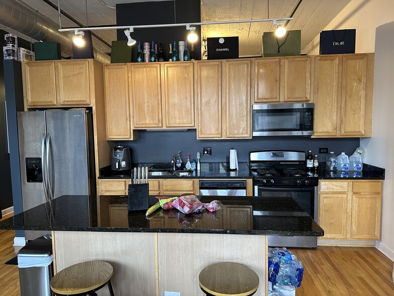 Building Photo - 221 E Cullerton St