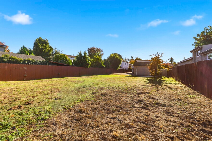 Building Photo - 740 Laurel Ave