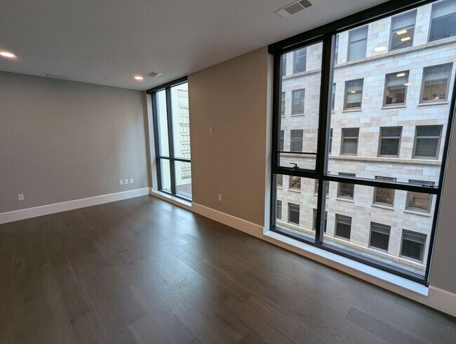 Building Photo - Stunning Downtown 1 Bedroom Condo at The L...