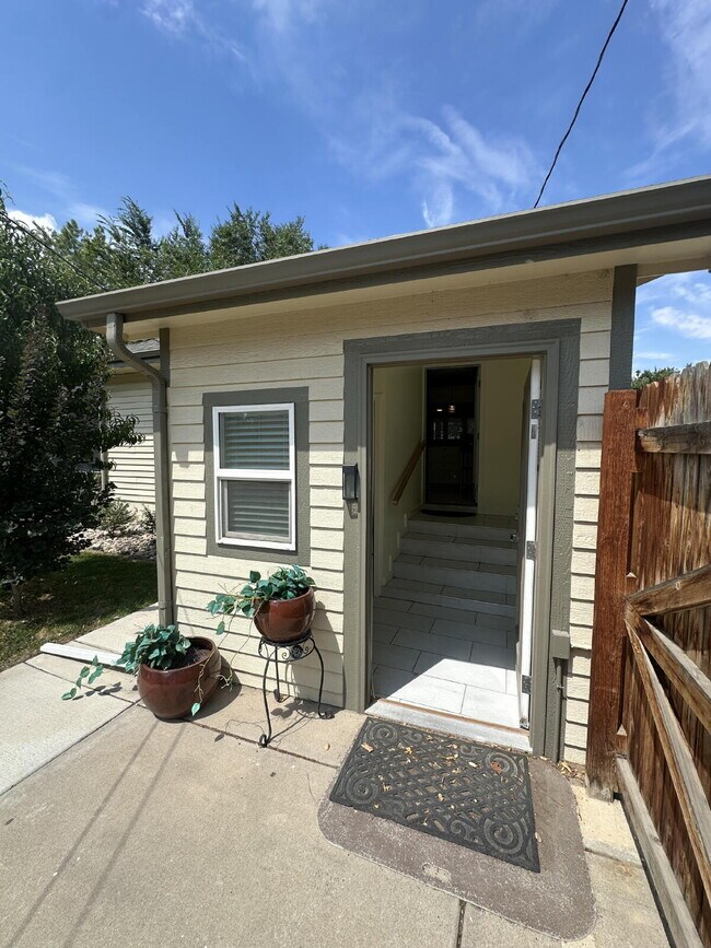 Building Photo - "Charming 2-Bedroom Retreat in the Heart of Windsor – 945 Sq. Ft. of Cozy Living!"