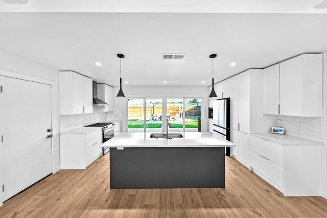 Building Photo - Gorgeous New Remodel with a Bright and Open Floorplan