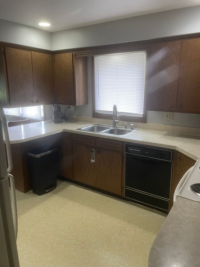 Building Photo - 2 bed, 2 bath, duplex across from park. Appleton!