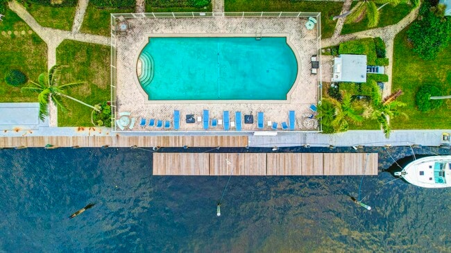 Building Photo - 2727 Yacht Club Blvd