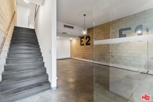 Building Photo - 6615 Melrose Ave