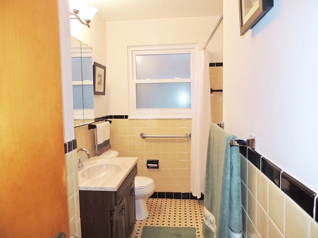 Building Photo - 4 Bedroom - 2 Full Bath Bungalow for Rent!
