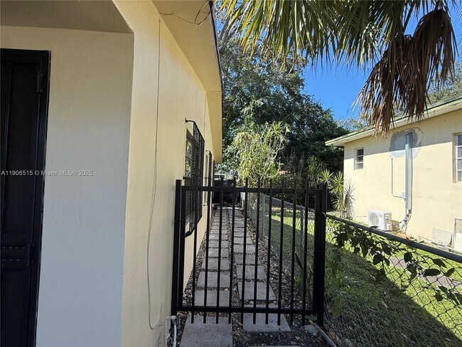 Building Photo - 1048 NW 32nd Pl