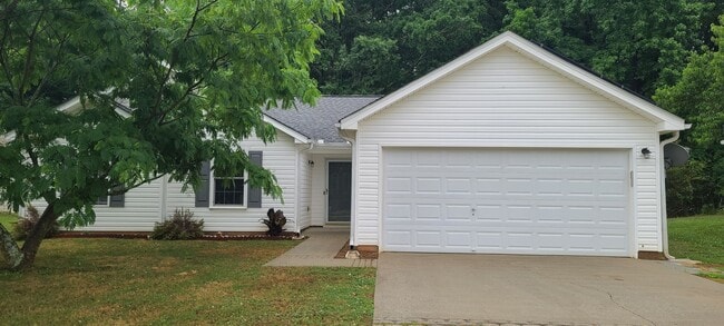 Building Photo - Available now 3 bed/2bath ranch Fenced in ...