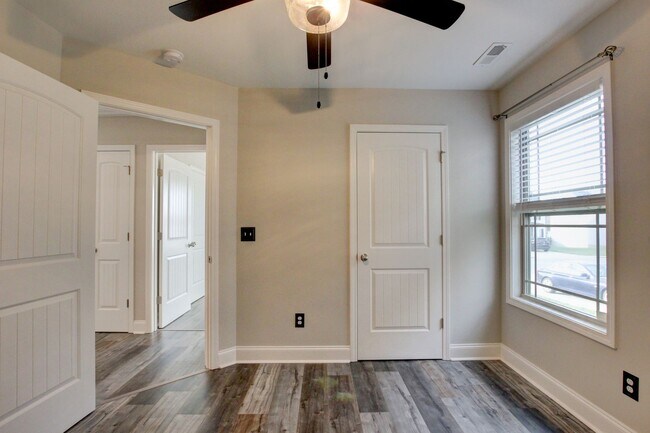 Building Photo - Sharp 3bed 2 ba.  upgrades throughout.