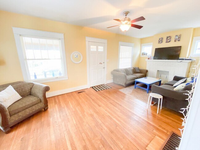 Building Photo - 722 Sunset Dr