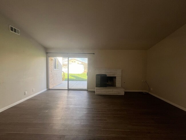 Building Photo - 3 Bed 2 Bath House located in the Heart of Tehachapi! Available 3/1/2026!