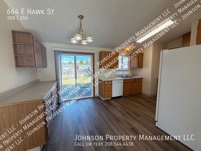 Building Photo - 664 E Hawk St