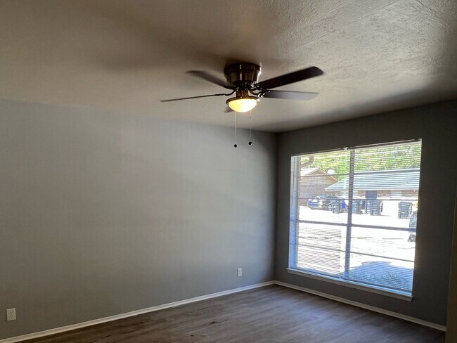 Building Photo - 2921-2921 Bernice Dr