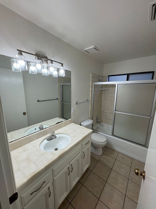 Building Photo - SW Visalia Home Available Now!